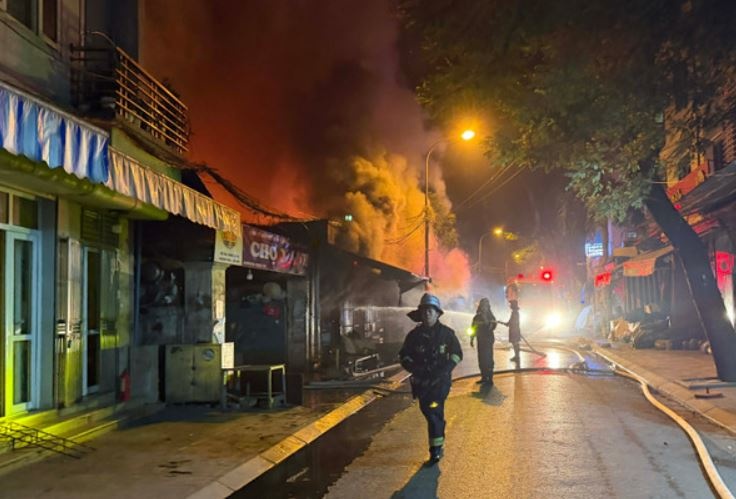 Chay cho Xanh o Ha Noi trong dem hinh anh