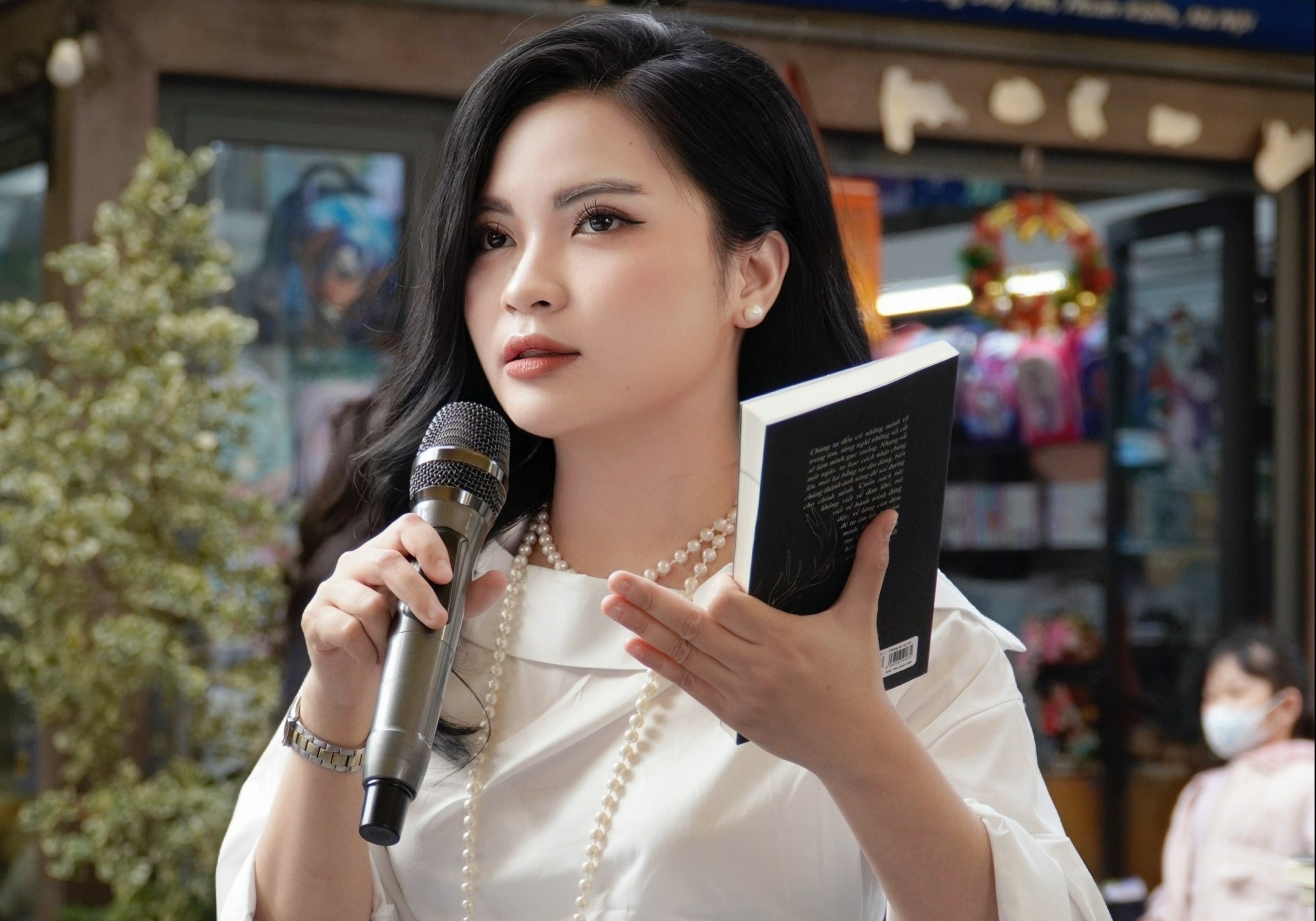 Co gai ke chuyen chua lanh tu nhung vun vo hinh anh