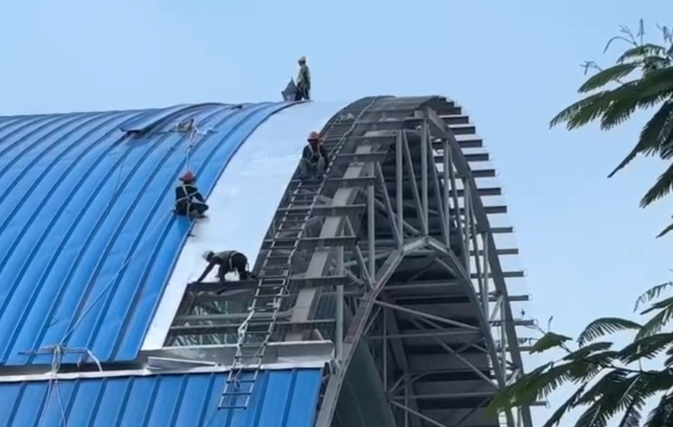 Roi cabin thang may o TP.HCM, cong nhan 27 tuoi tu vong hinh anh