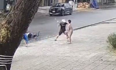 Nguoi dan ong chan xe, hanh hung 3 dua tre giua duong hinh anh