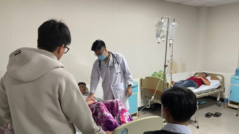 Gan 100 nguoi ngo doc do nem chua, thit xa xiu hinh anh