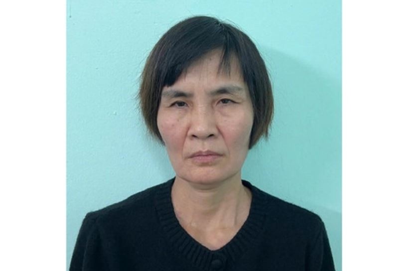 Nguoi phu nu ep nu sinh quy giua pho o Ha Noi hinh anh