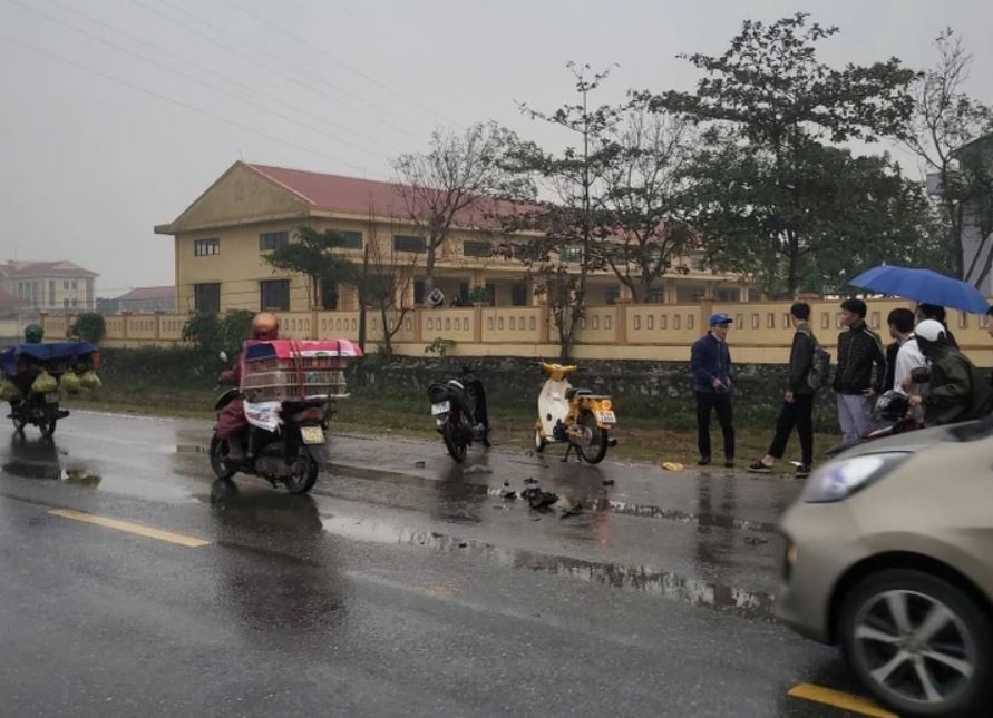 Gap tai nan tren duong den truong, mot hoc sinh tu vong hinh anh