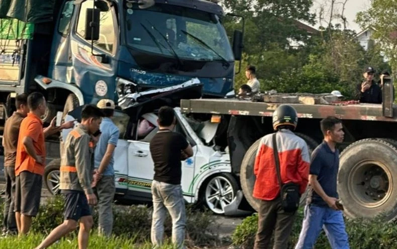 7 oto va cham lien hoan, 2 nguoi tu vong tai cho hinh anh