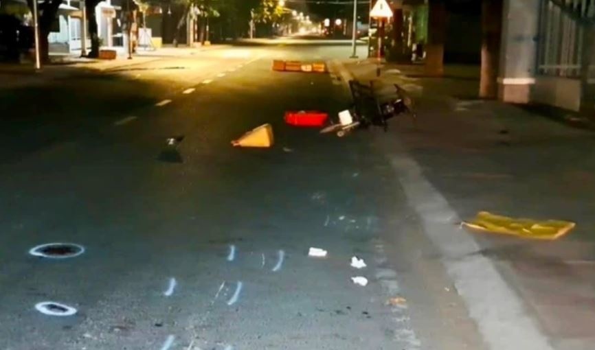 Xe may tong nguoi dan ong nam giua duong, mot nguoi tu vong hinh anh