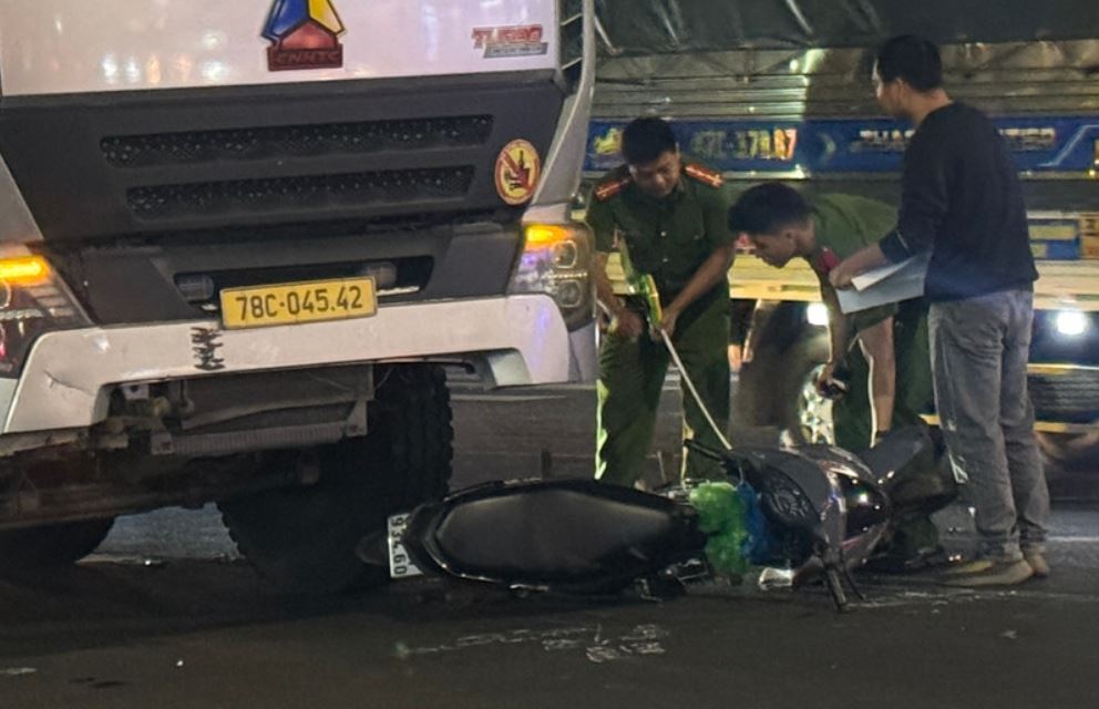 Va cham voi xe tai, nguoi phu nu tu vong hinh anh