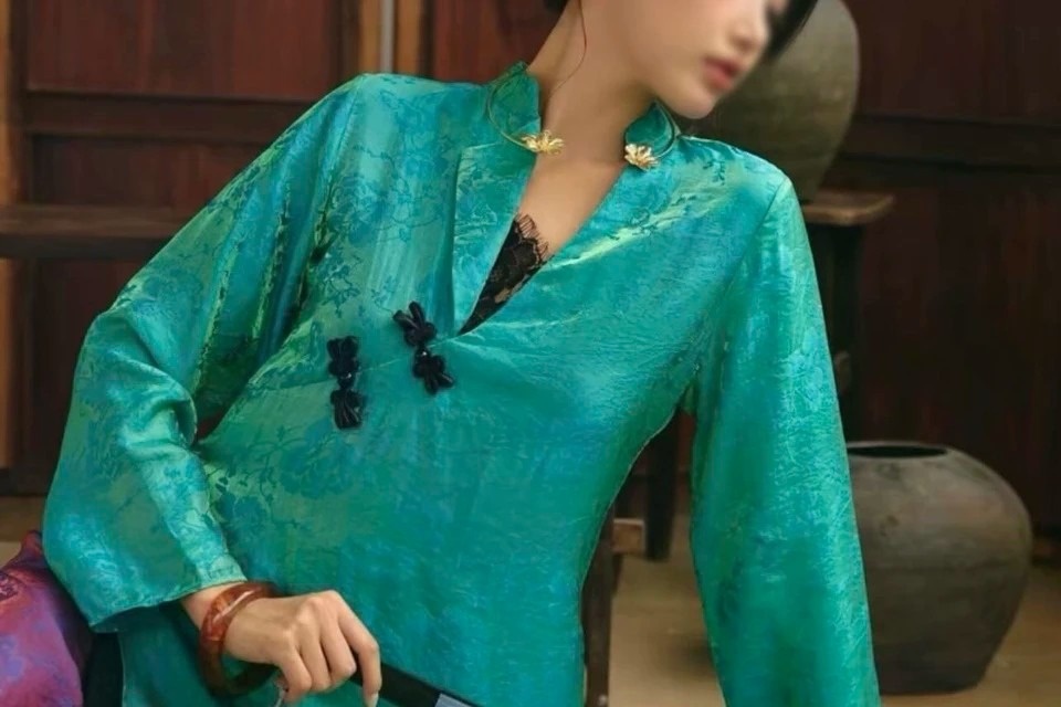 Nhung lan ‘ao dai cach tan’ gay tranh cai hinh anh