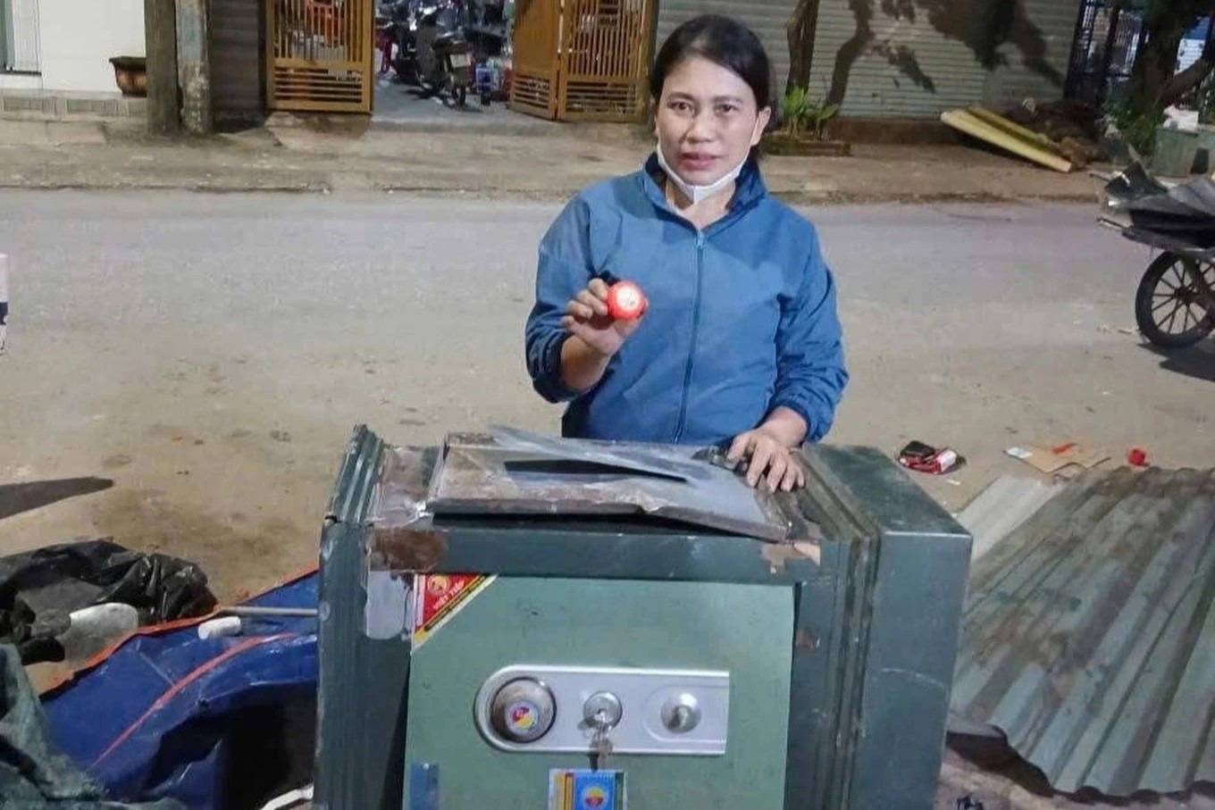 Thu mua phe lieu, phat hien 5,5 chi vang trong ket sat cu hinh anh