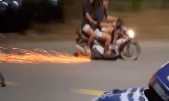 Nhom 'quai xe' net po, ca chan chong xuong duong... hinh anh