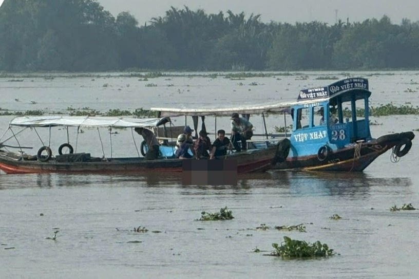 Tim thay thi the nguoi lai do ngang bi tai nan tren song Tien hinh anh