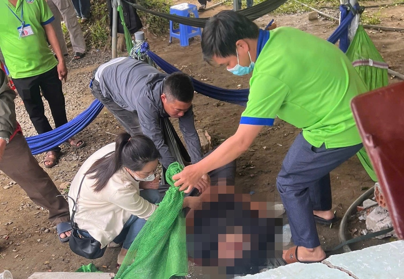 Dung dua vong khi cho thi bang lai xe, mot nguoi bi tuong de tu vong hinh anh