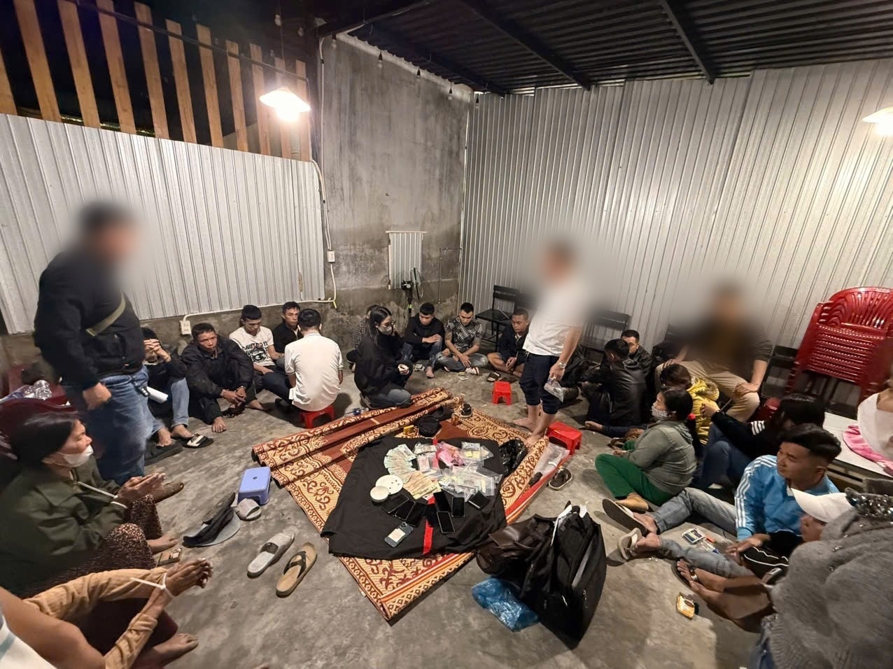 Bat qua tang 18 doi tuong nam nu ‘sat phat’ tai quan ca phe o Hue hinh anh