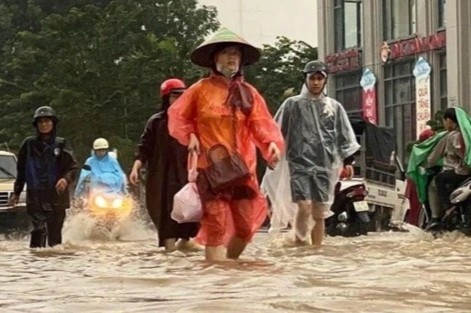 Mien Bac ret nhat duoi 12°C, mien Trung mua lon hinh anh