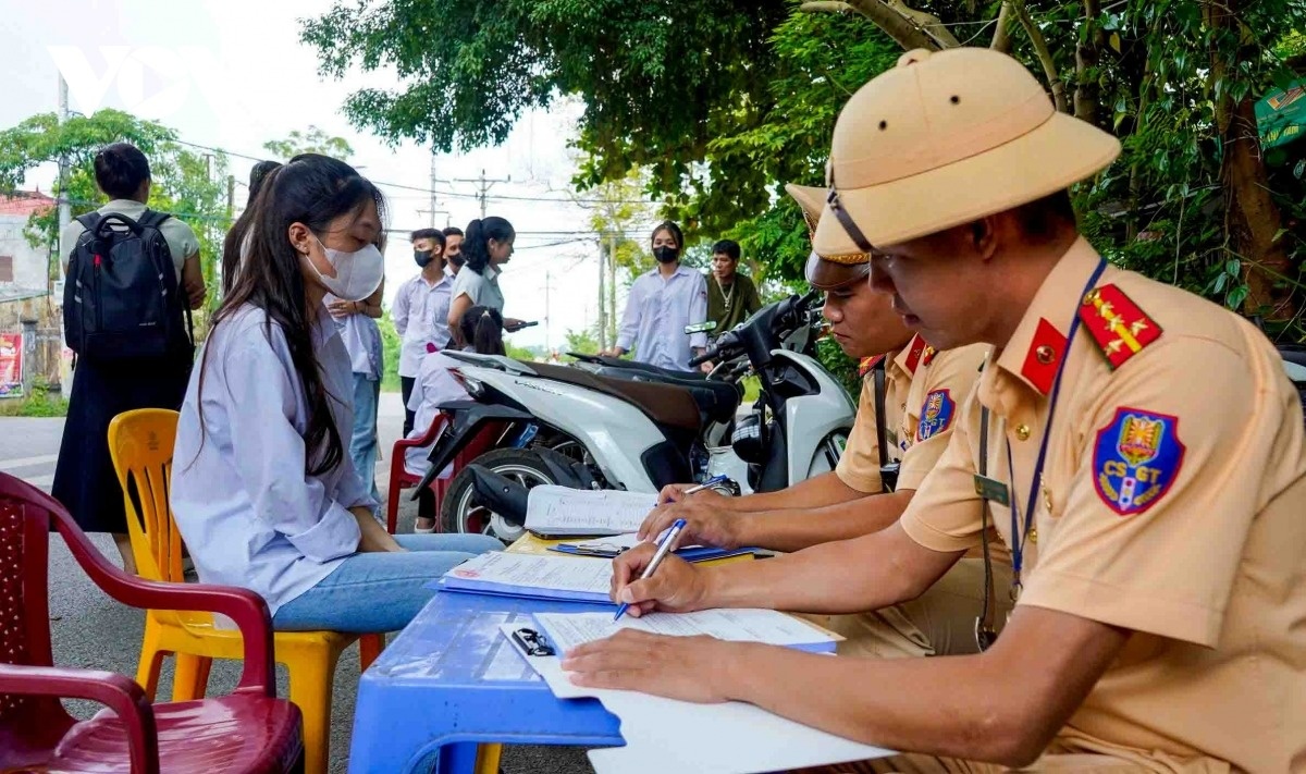 Cong an gui danh sach 2.102 hoc sinh vi pham giao thong den So GD&DT hinh anh