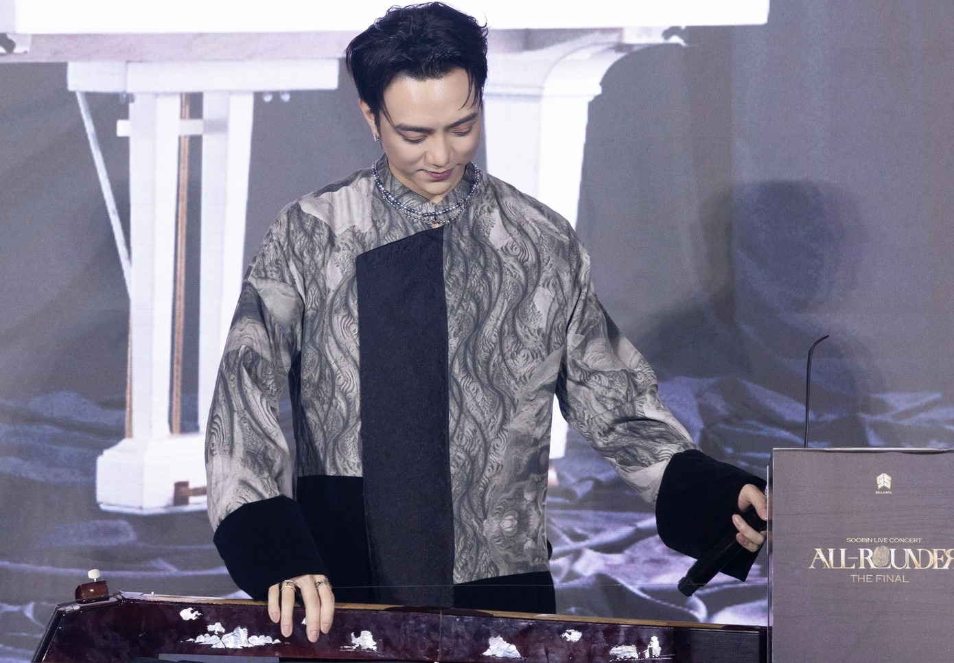 Dua xam den truong hinh anh