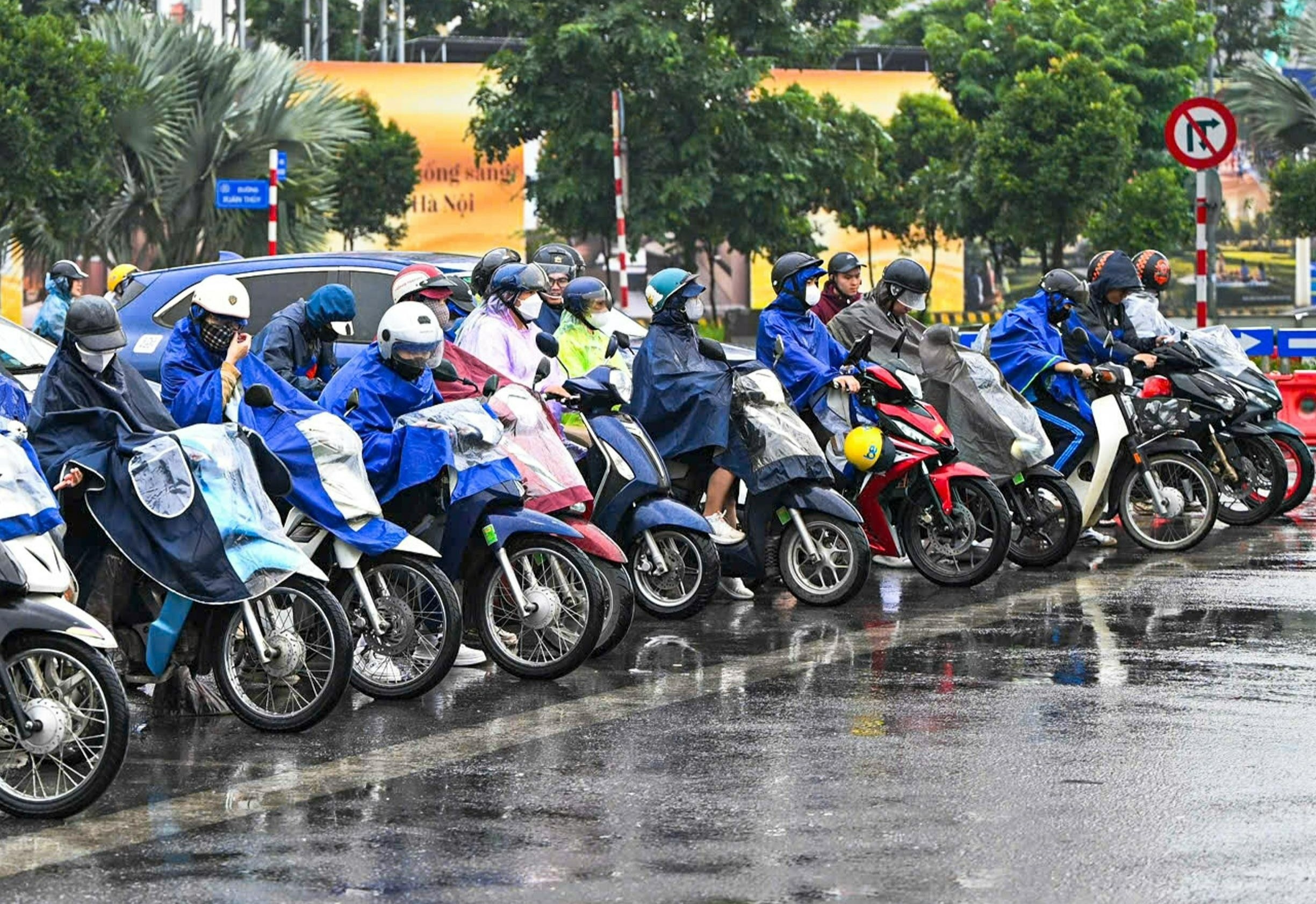 Van hanh camera AI, dan Ha Noi doi mua ret dung cho den do thang tap hinh anh