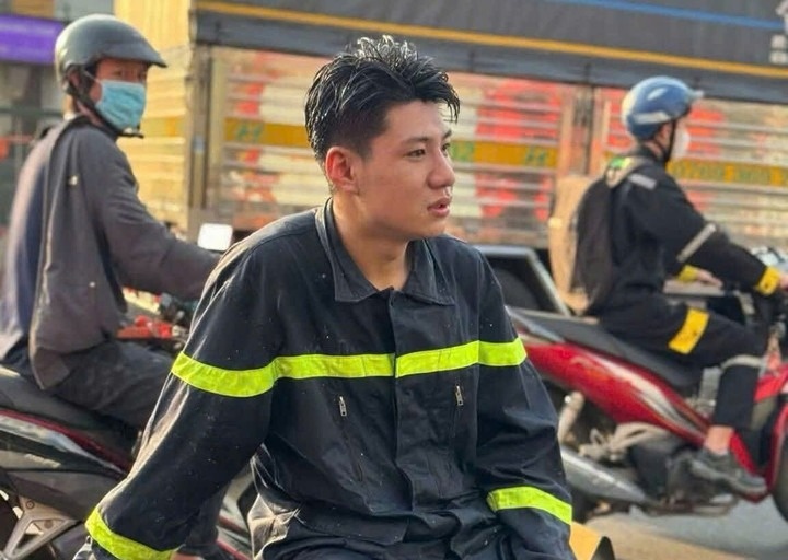 Viddeo: Chien si phan xa nhanh cuu nu sinh truoc dau xe container hinh anh