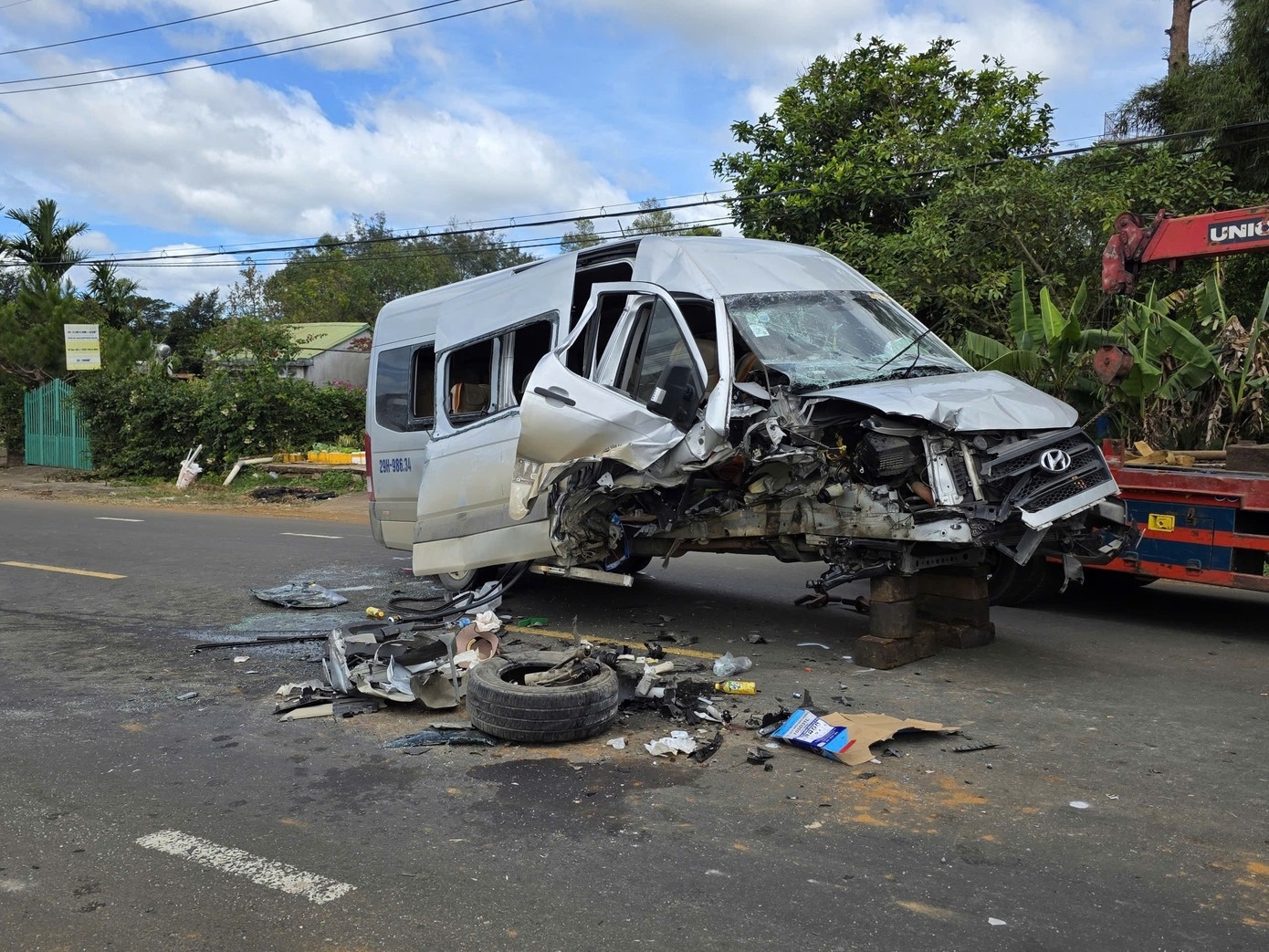 Xe khach tong xe dau keo, hai nguoi bi thuong nang hinh anh