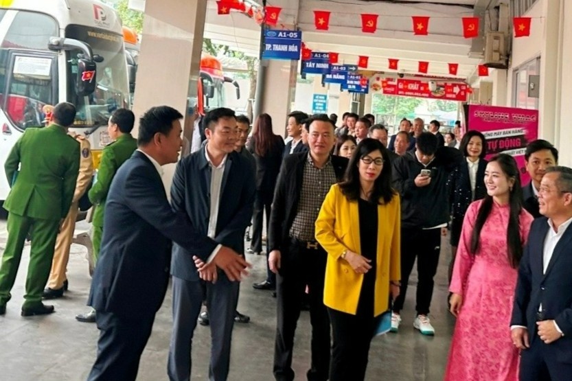 Tang cuong hon 150 luot xe phuc vu cao diem Tet Duong lich hinh anh