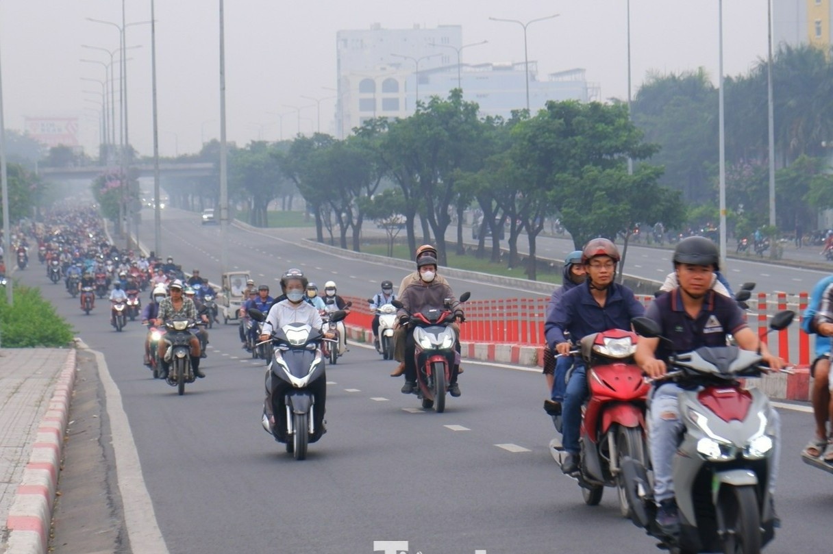 Chuyen gia ly giai hien tuong suong mu day dac o TPHCM nhieu ngay hinh anh