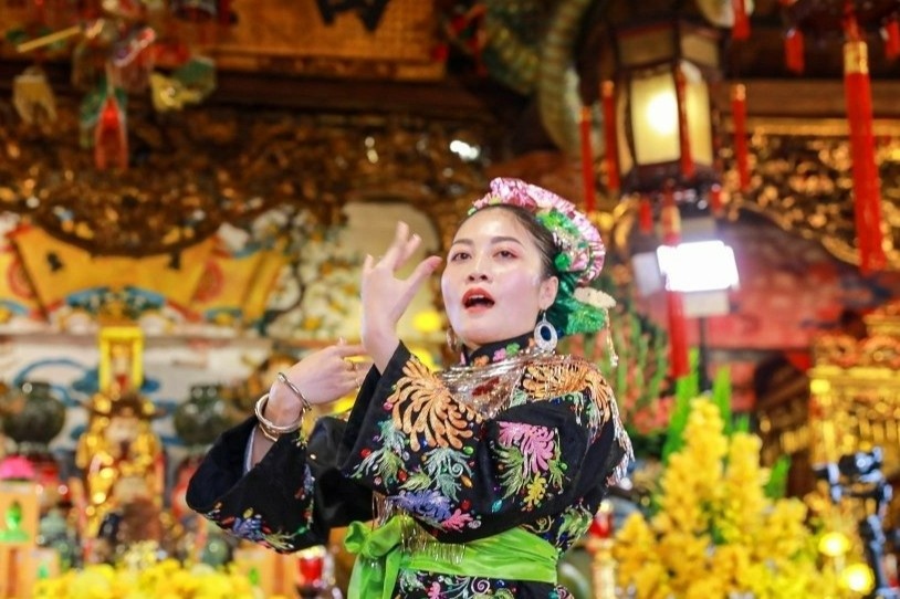 Thuc hanh nghi le Hau dong trong tin nguong tho Mau Tam phu hinh anh