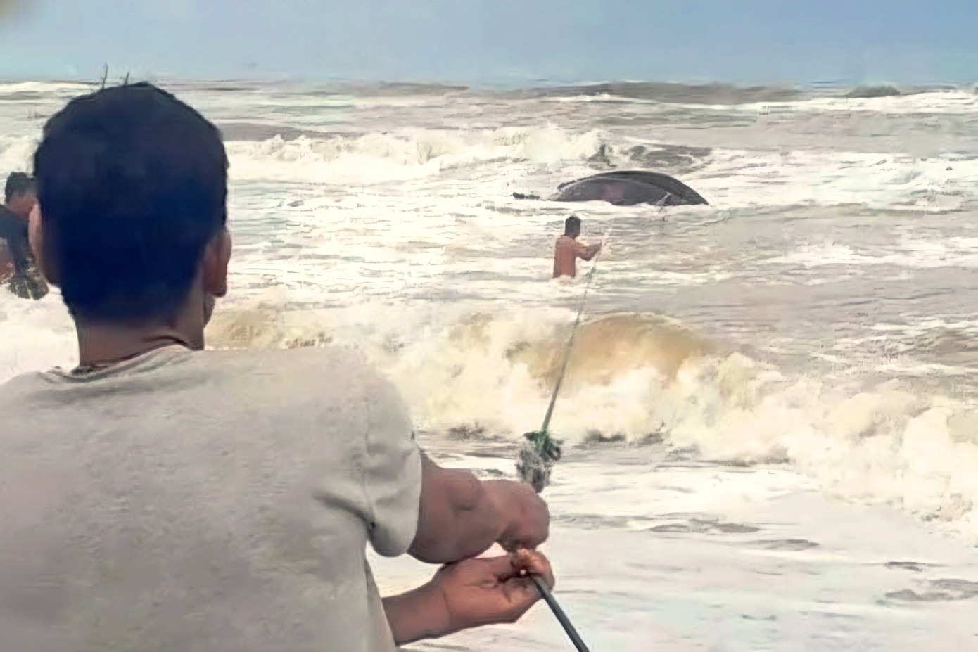 Danh ca giua bien dong o Hue, thuyen cho 2 nguoi bi lat hinh anh