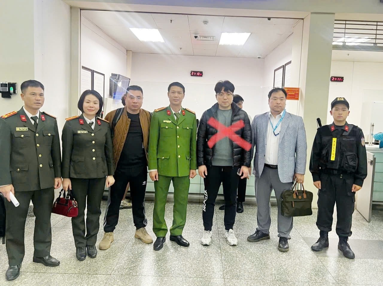 Cong an Bac Ninh bat lien tiep 4 doi tuong truy na do cua Interpol hinh anh