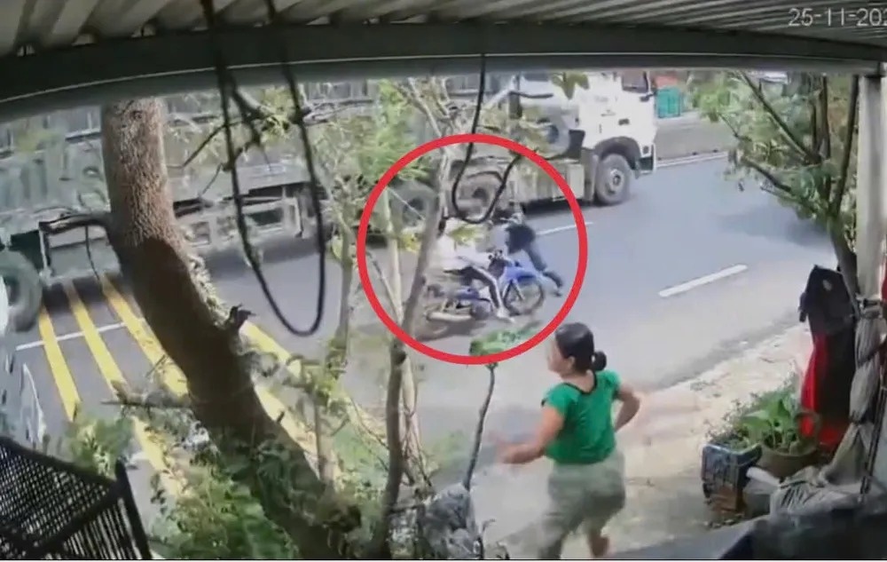 Khoanh khac thot tim chien si cuu nu sinh truoc dau xe container hinh anh