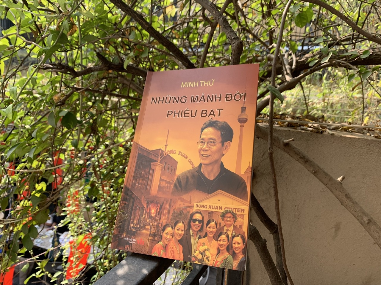 Cuon sach choi vong phan lao dong xa xu hinh anh