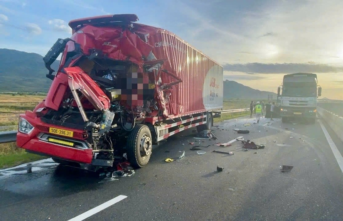 Xe tai va cham tren cao toc, tai xe mac ket trong cabin hinh anh