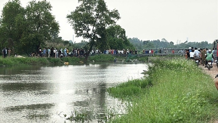 Hai thieu nien mat tich duoi con rach o TP.HCM hinh anh