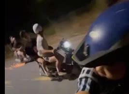 Clip: Nhom nguoi chay xe may net po, quet chan chong tao tia lua tren duong hinh anh