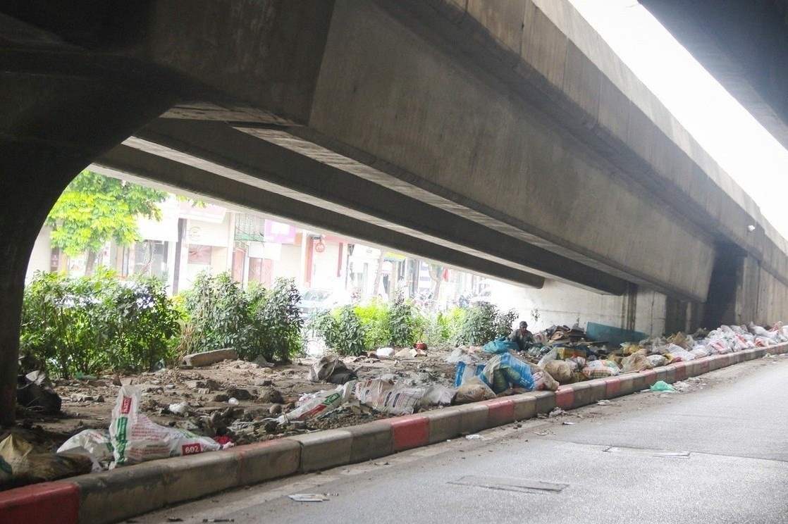Chu tich HN chi dao xu ly tinh trang rac day dac duong Vanh dai 2, 3 hinh anh
