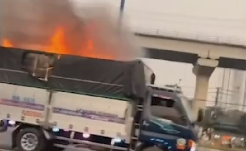 Tai xe dieu khien xe tai chay ngun ngut tren duong TP.HCM hinh anh