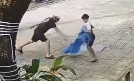 Nguoi dan ong chan xe, dung gay danh 3 be trai giua duong hinh anh