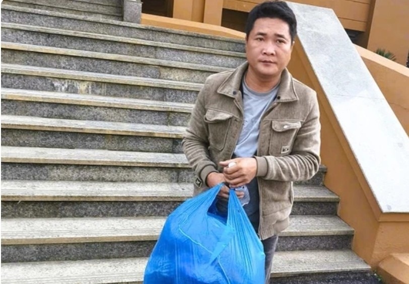 Tam giu hai doi tuong lien quan vu trom thung hang chua gan 8 ty hinh anh