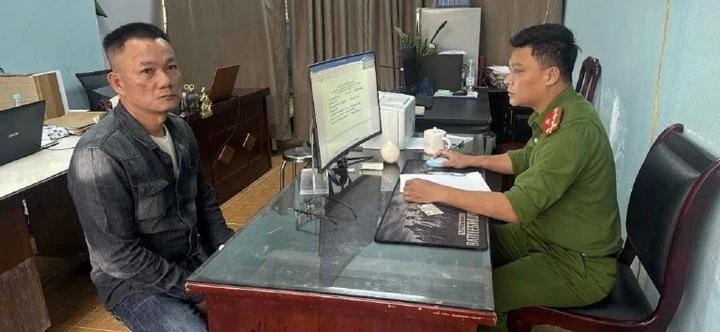 Cam mu bao hiem,  Dap oto,  hanh hung tai xe anh 1