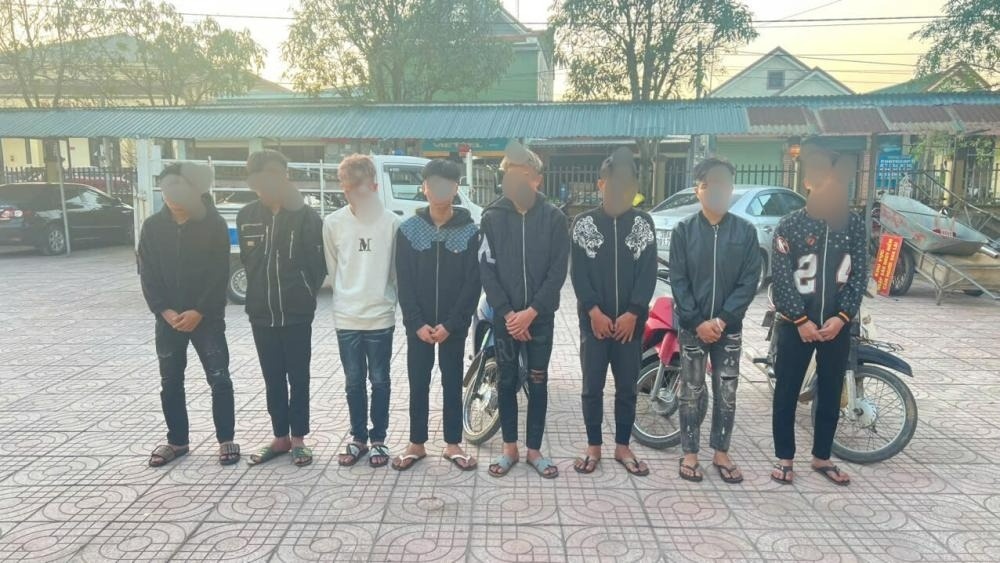 Nhom thanh thieu nien net po, mang theo hung khi hinh anh