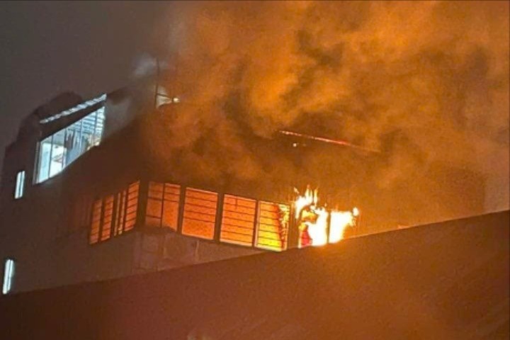 Nha tro 8 tang o Ha Noi chay du doi hinh anh