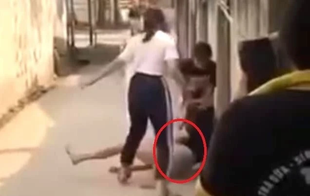 Be gai bi vay danh 'hoi dong' trong hem o TP.HCM hinh anh