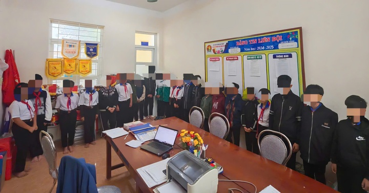 23 hoc sinh ra duong mua theo tieng coi xe tai roi quay clip dang mang hinh anh