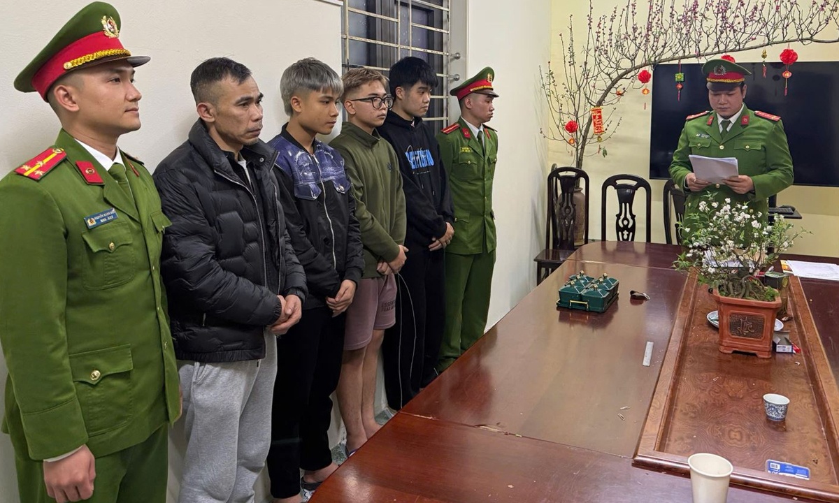 Bat giu hai ke cam sung hanh hung, doi no o Hung Yen hinh anh