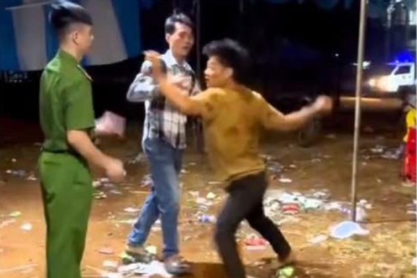 Bat doi tuong tan cong lam mot can bo Cong an bi thuong hinh anh