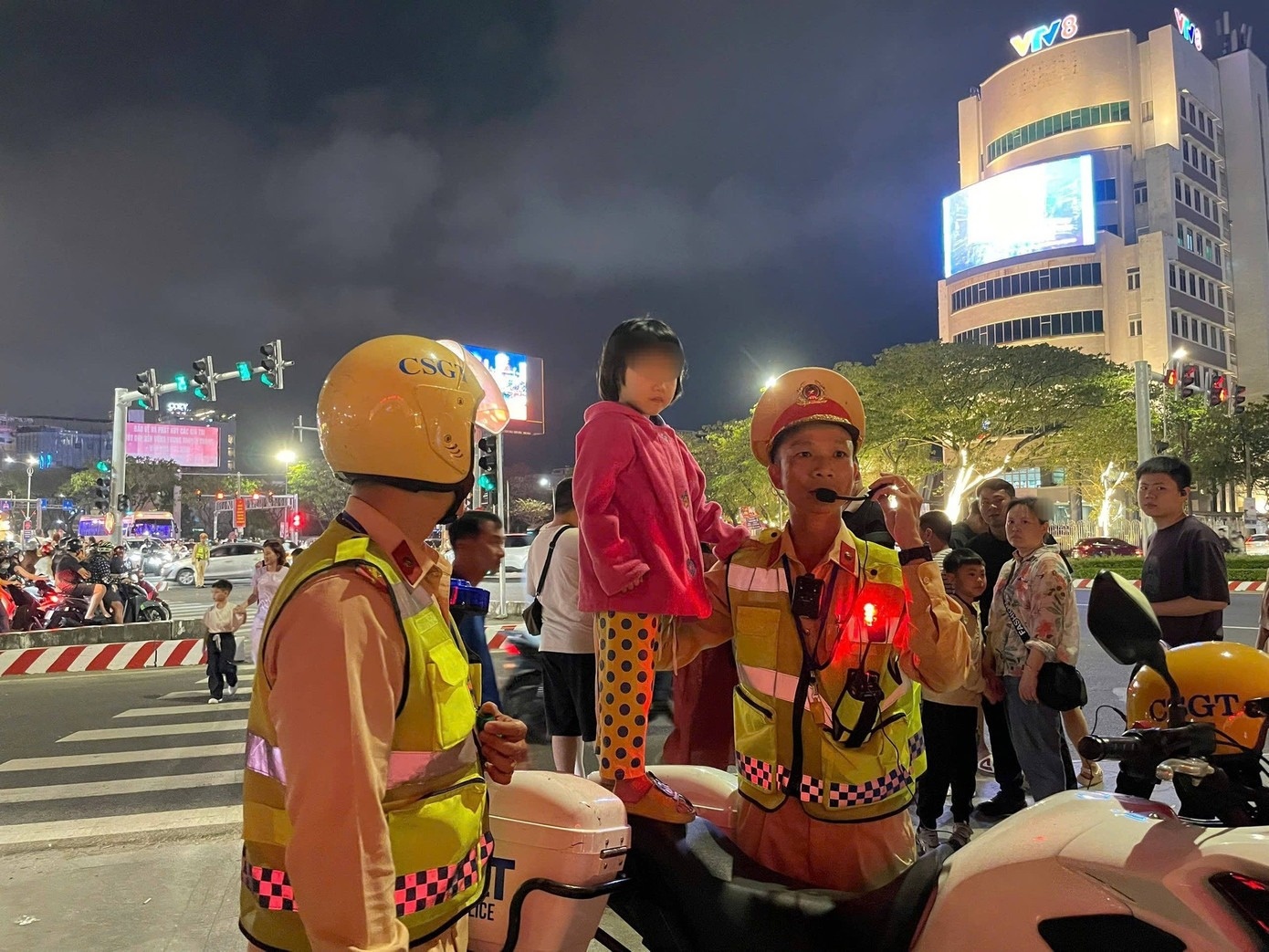 Chau be 4 tuoi di lac trong dem giao thua o Da Nang hinh anh