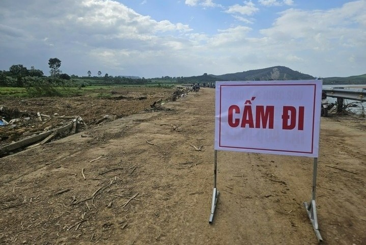 Sap bo ke lam 4 nguoi tu vong: Dia phuong tung cam bien cam xe chay hinh anh