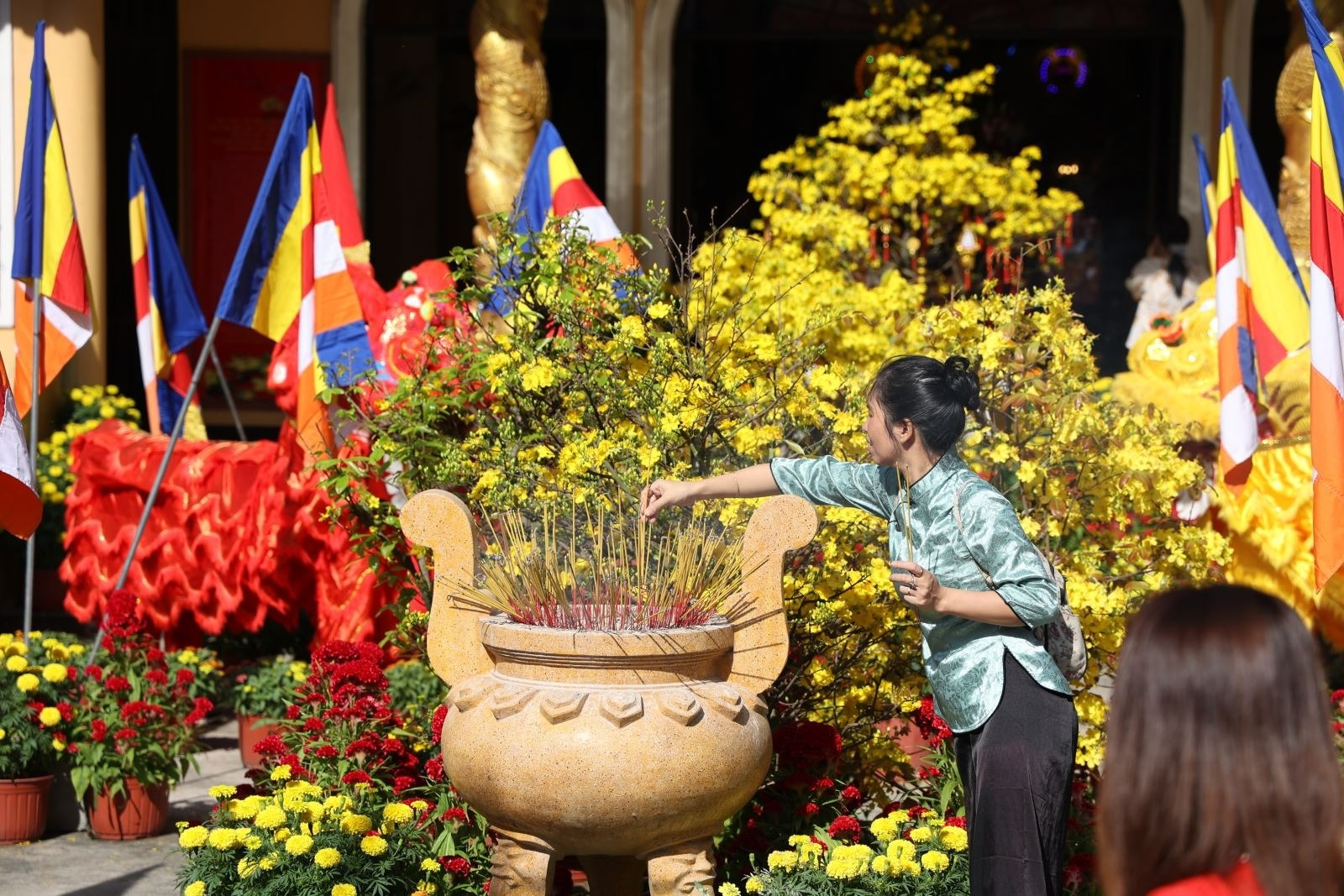 Nguoi dan TP.HCM no nuc di le chua ngay mung 1 Tet hinh anh