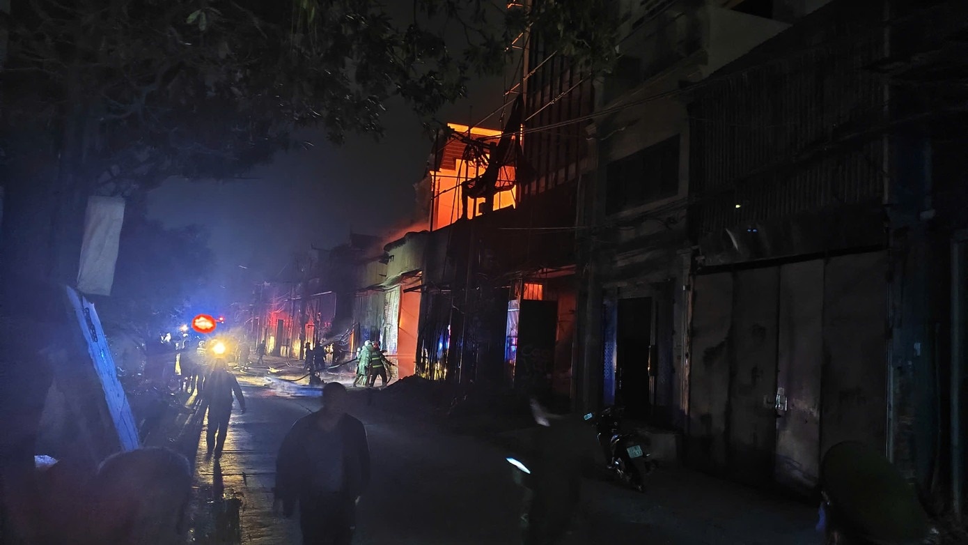 Lua bung chay ngun ngut tai nha xuong o Ha Noi hinh anh