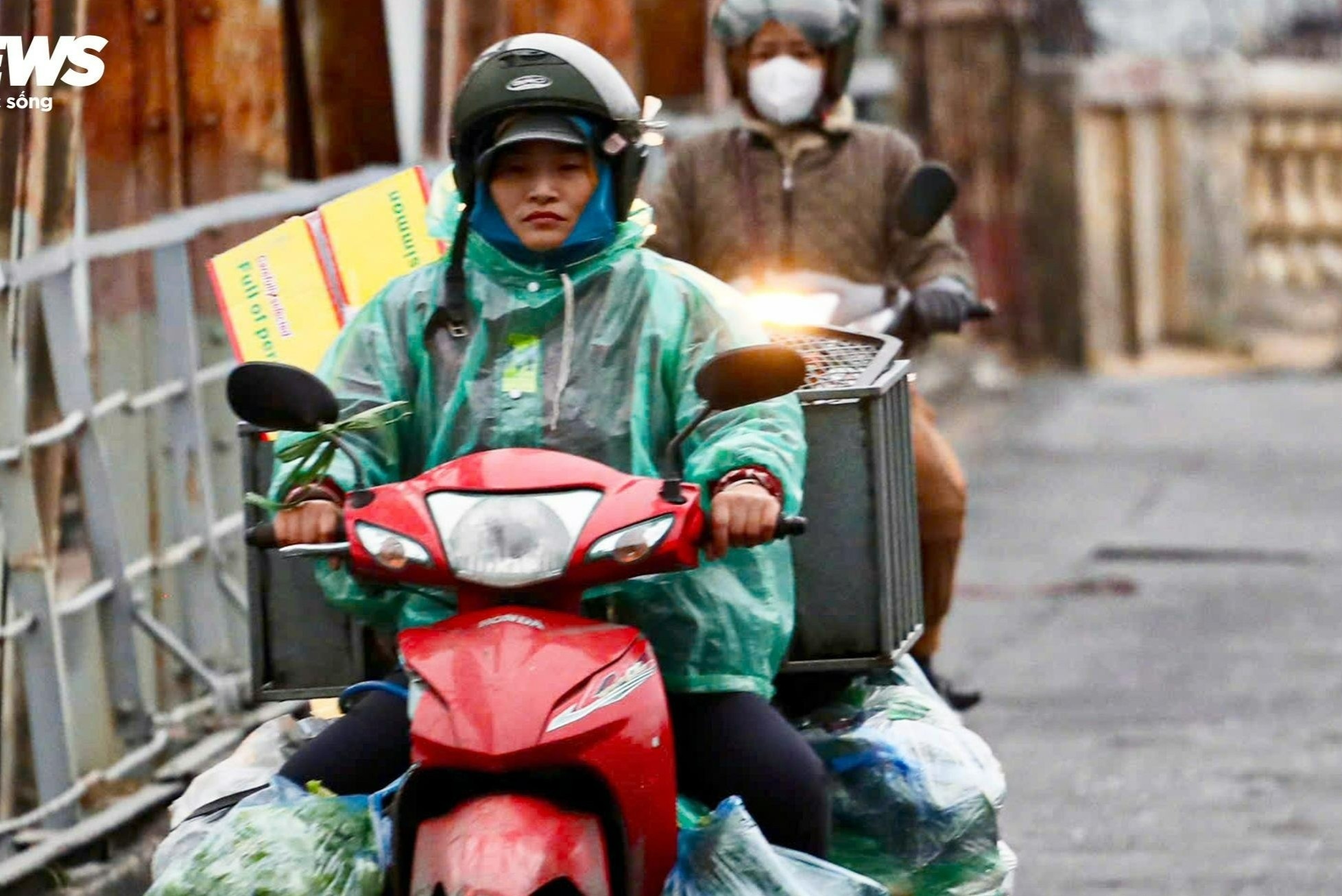 Nguoi Ha Noi khoac ao mua ra duong tu to mo sang trong gio ret dau nam hinh anh