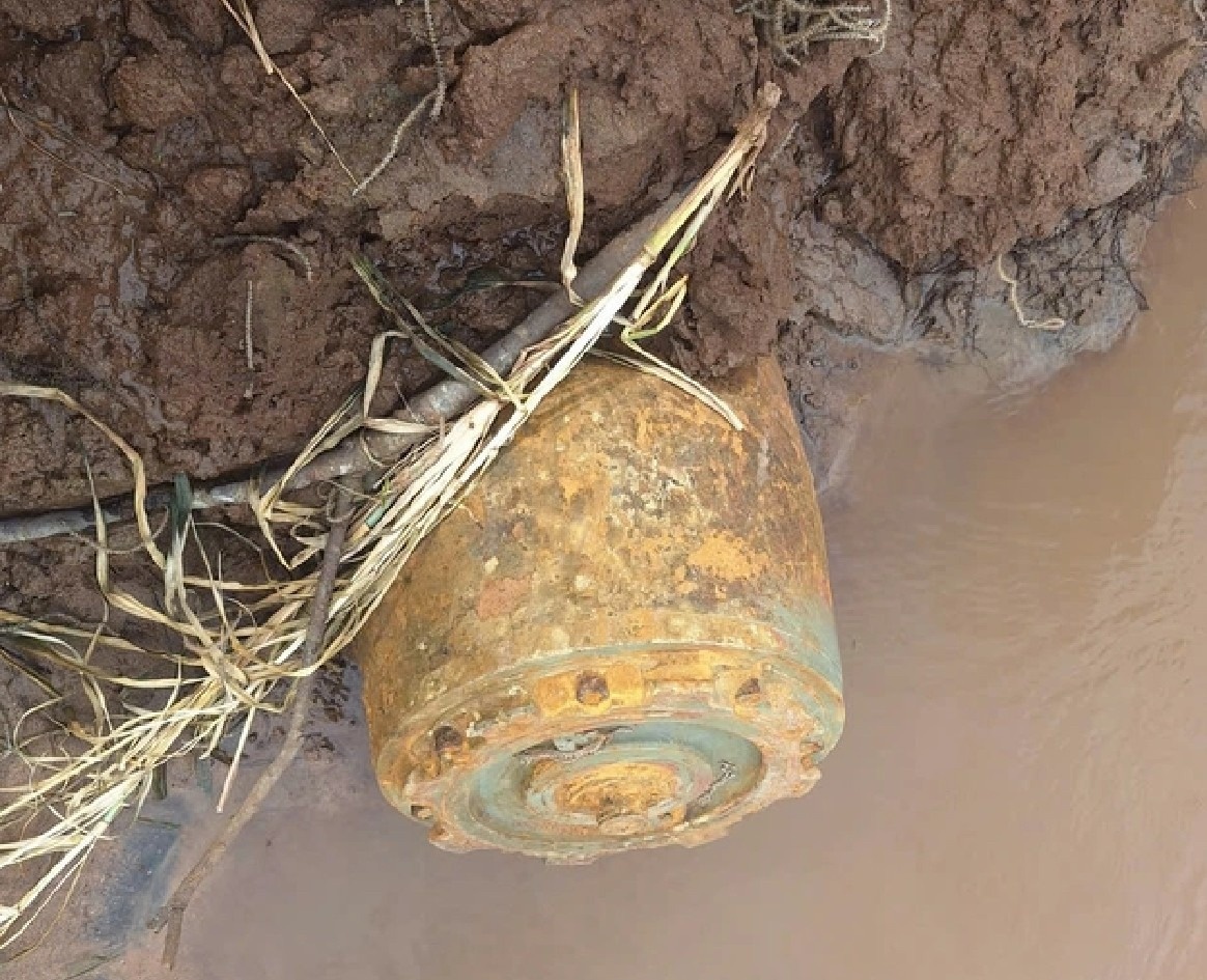 Di cau ca, phat hien qua bom ‘khung’ nang 334 kg hinh anh