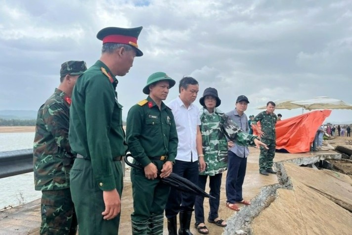 Tru mua duoi bo ke, 4 nguoi tu vong khi mang be tong do sap hinh anh